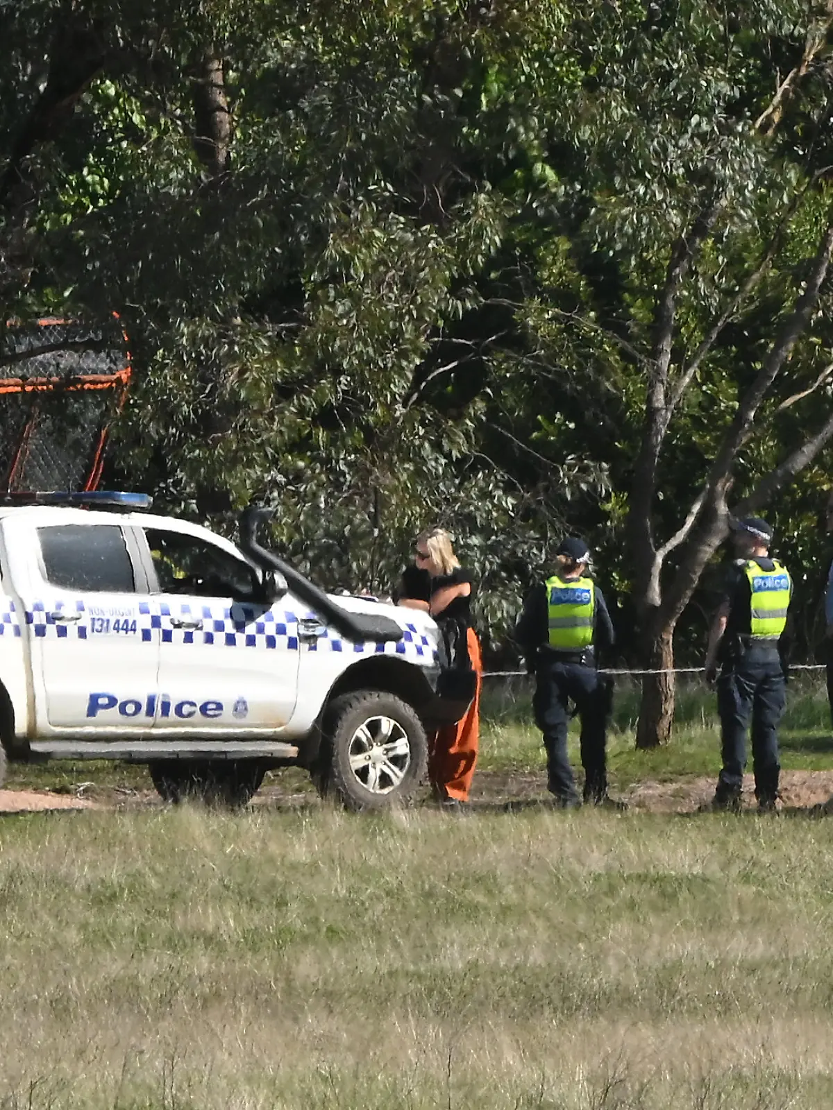 30.03.2026, Australien, Porepunkah: Polizeibeamte sind an dem Ort im Einsatz, an dem der flüchtige Dezi Freeman in Porepunkah, Victoria, am Montag, 30. März 2026, erschossen wurde. Der seit Ende August 2025 gesuchte Polizistenmörder ist bei einem Polizeieinsatz im Bundesstaat Victoria getötet worden. Foto: James Ross/AAP/dpa +++ dpa-Bildfunk +++