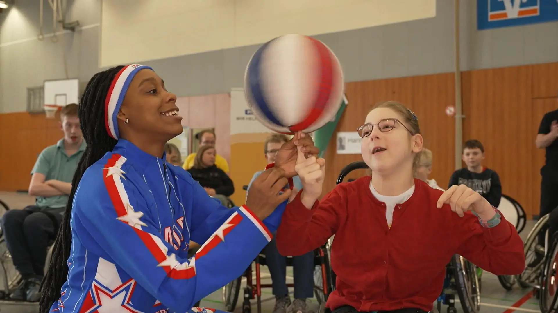 Harlem Globetrotters besuchen Rollstuhl-Kids Großer Spaß