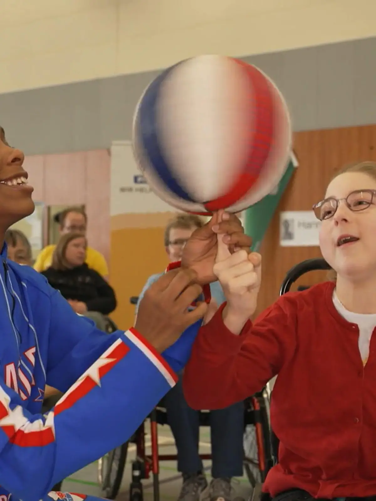 Bild zu: "Harlem Globetrotters besuchen Rollstuhl-Kids"