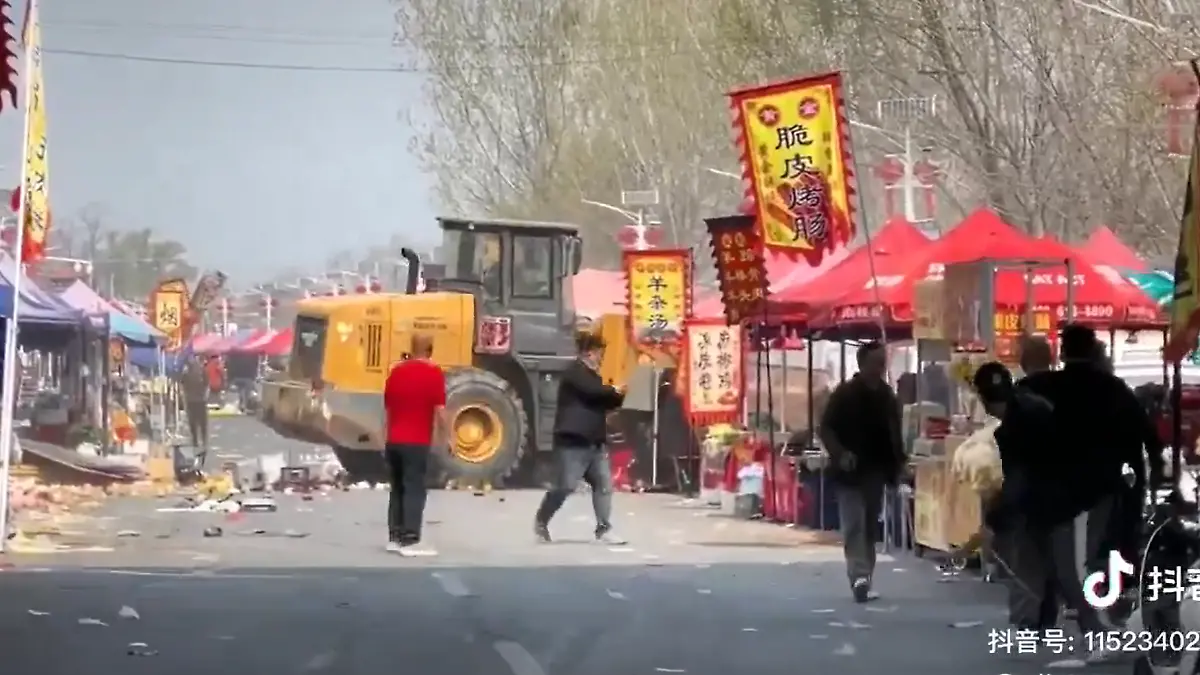 Der Bulldozer fährt rücksichtslos über den Markt