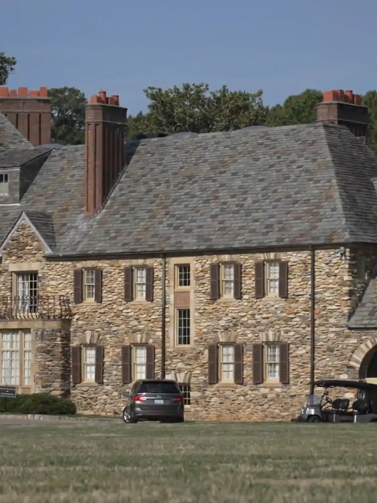 Bild zu: "Rustikal, abgelegen, ritterlich! DAS ist das WM-Quartier der Nationalmannschaft"