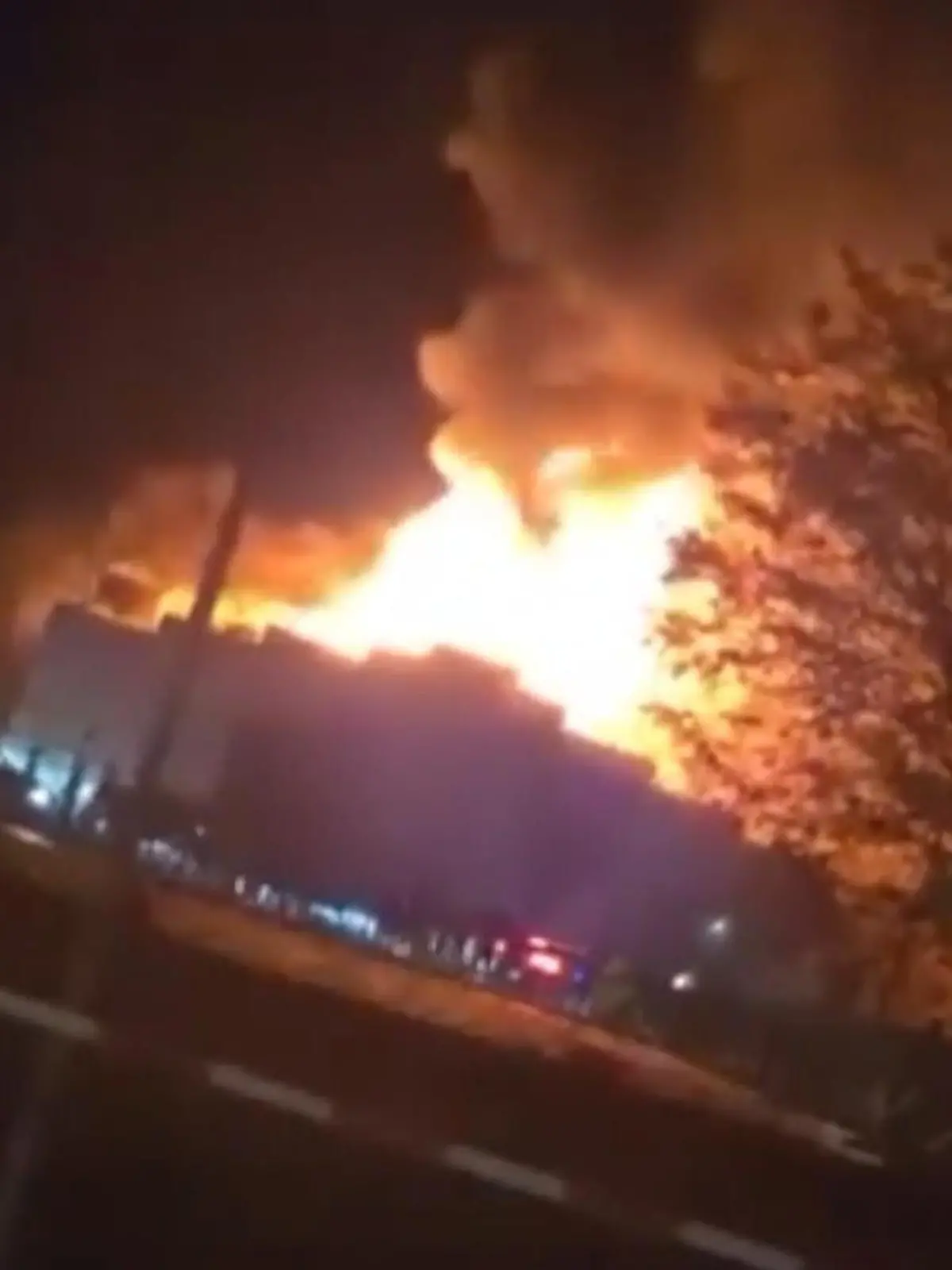 Bild zu: "Während 750 Menschen feiern! Diskothek in Baden-Württemberg brennt nieder"