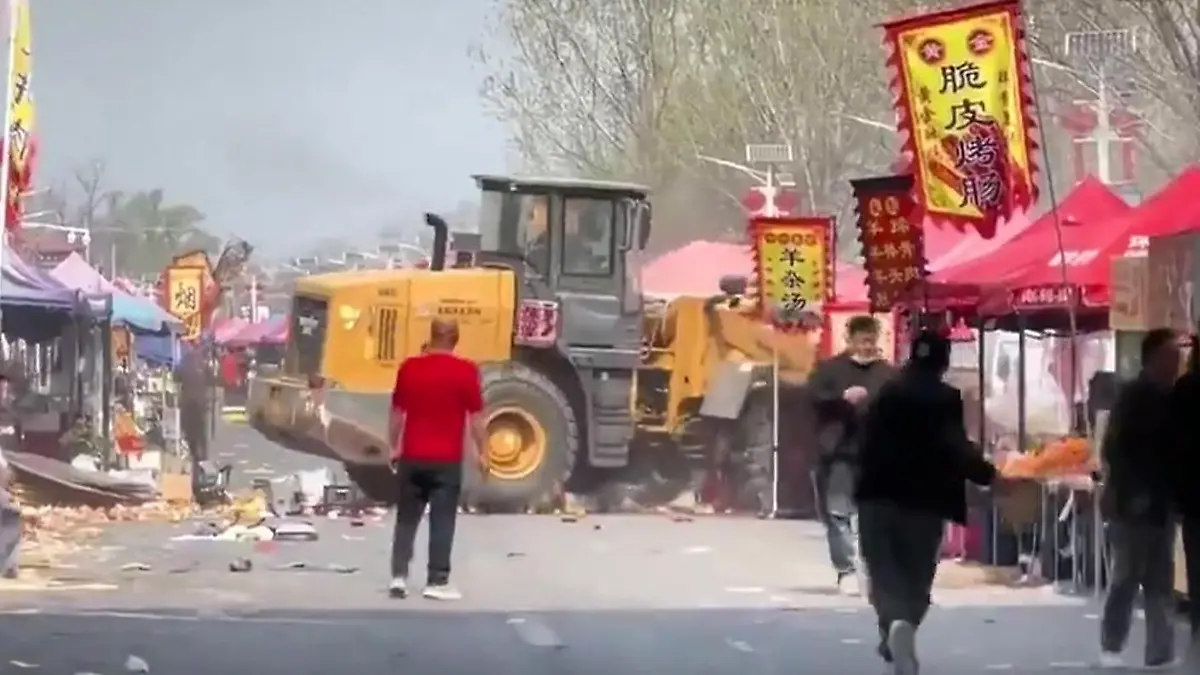 Bulldozer kracht in Bauernmarkt – zahlreiche Tote und Verletzte Amokfahrt in Peking