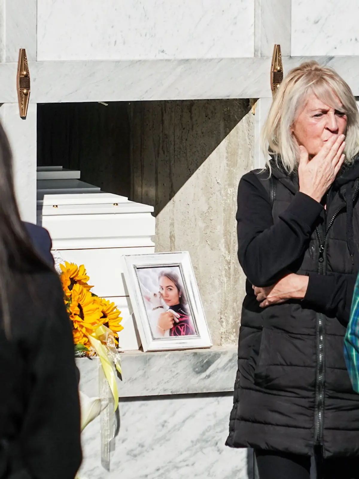 Der Kopf des ermordeten Models Pamela Genini (2) wurde abgetrennt und aus dem Sarg gestohlen. Das Foto zeigt die Familie der jungen Frau bei der Beisetzung am 24. Oktober 2025 in Strozza (Italien).