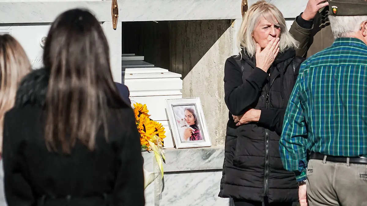 Der Kopf des ermordeten Models Pamela Genini (2) wurde abgetrennt und aus dem Sarg gestohlen. Das Foto zeigt die Familie der jungen Frau bei der Beisetzung am 24. Oktober 2025 in Strozza (Italien).