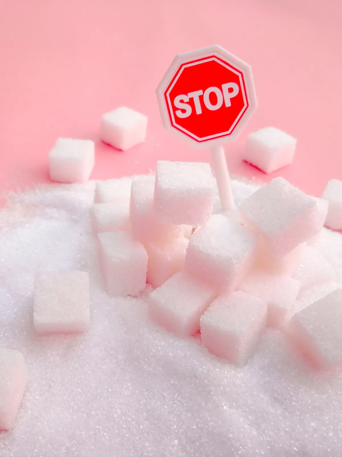 Ein Warnschild zum Thema Zucker: Zu viel Zucker führt zu ungesunder Ernährung, Übergewicht, Diabetes, Zahnproblemen und vielem mehr.