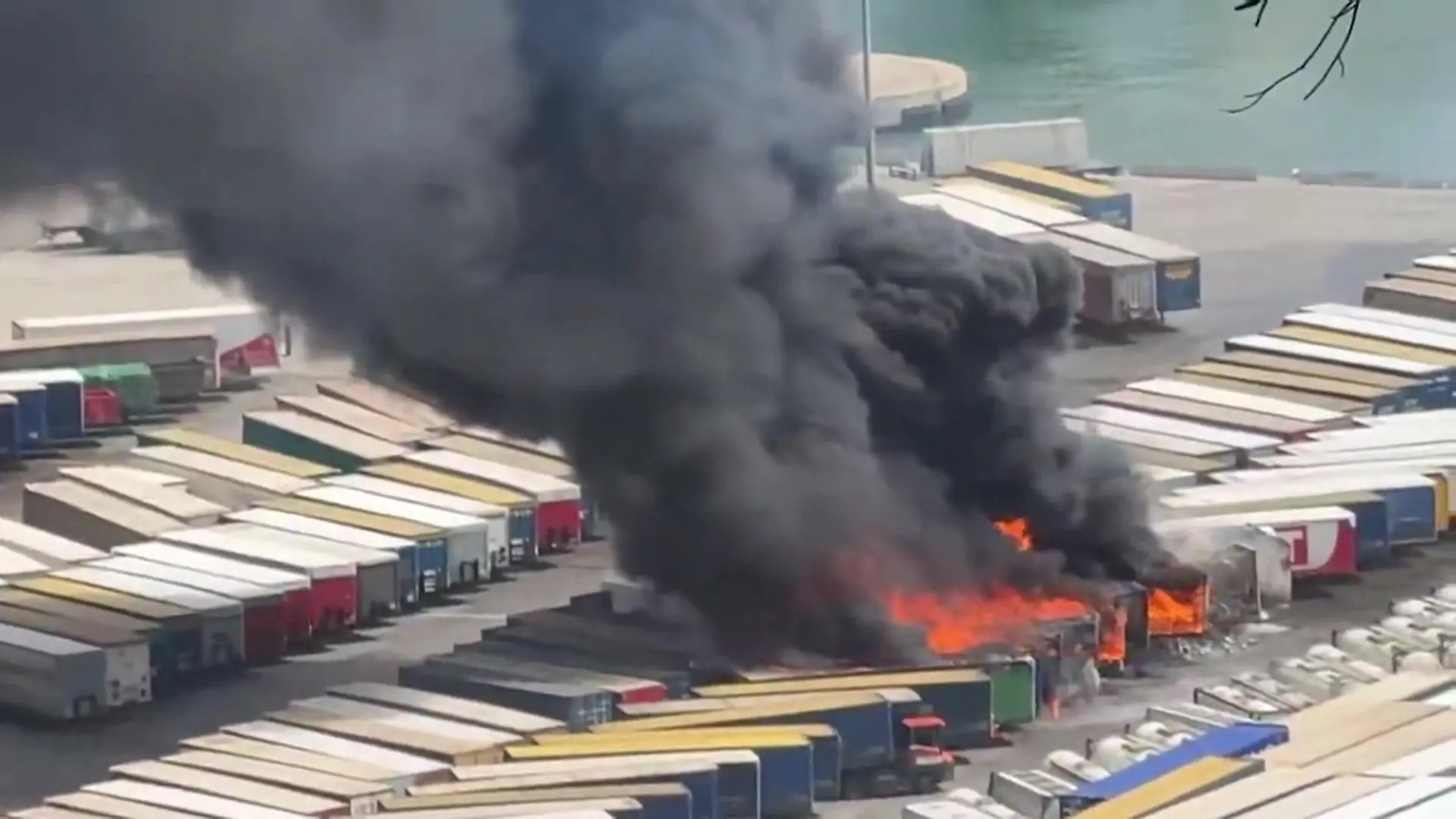 Schwarzer Rauch über Barcelona! Container im Hafen fangen plötzlich Feuer Einsatzkräfte schnell vor Ort
