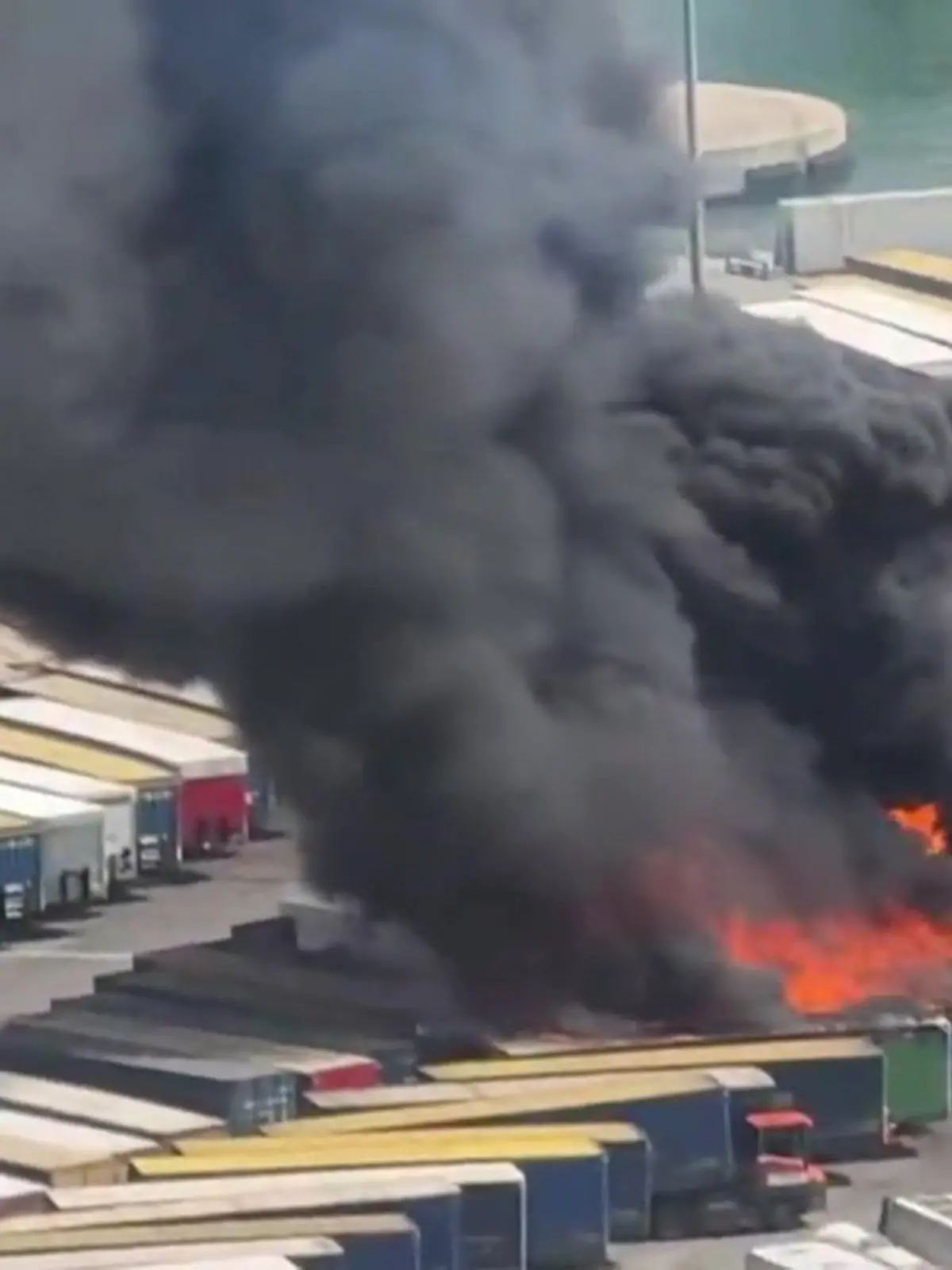 Bild zu: "Schwarzer Rauch über Barcelona! Container im Hafen fangen plötzlich Feuer"