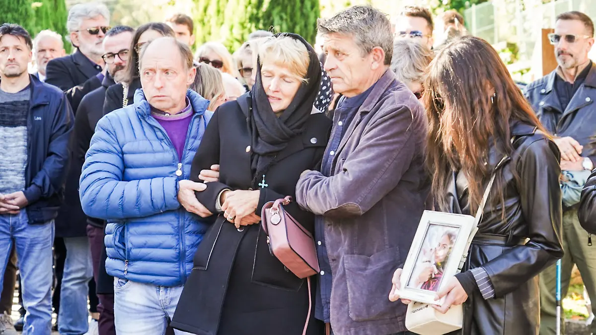 Die Mutter des Mordopfers Pamela Genini: Angehörige stützen Una Smirnova am Tag der Beisetzung am 24. Oktober 2025 auf dem Friedhof von Strozza (Italien).