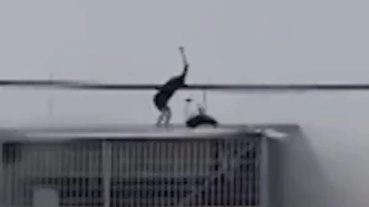 Männer schlagen Dach ein – und retten sieben Menschen aus Feuerhölle! Wohnhaus in Hanoi in Flammen