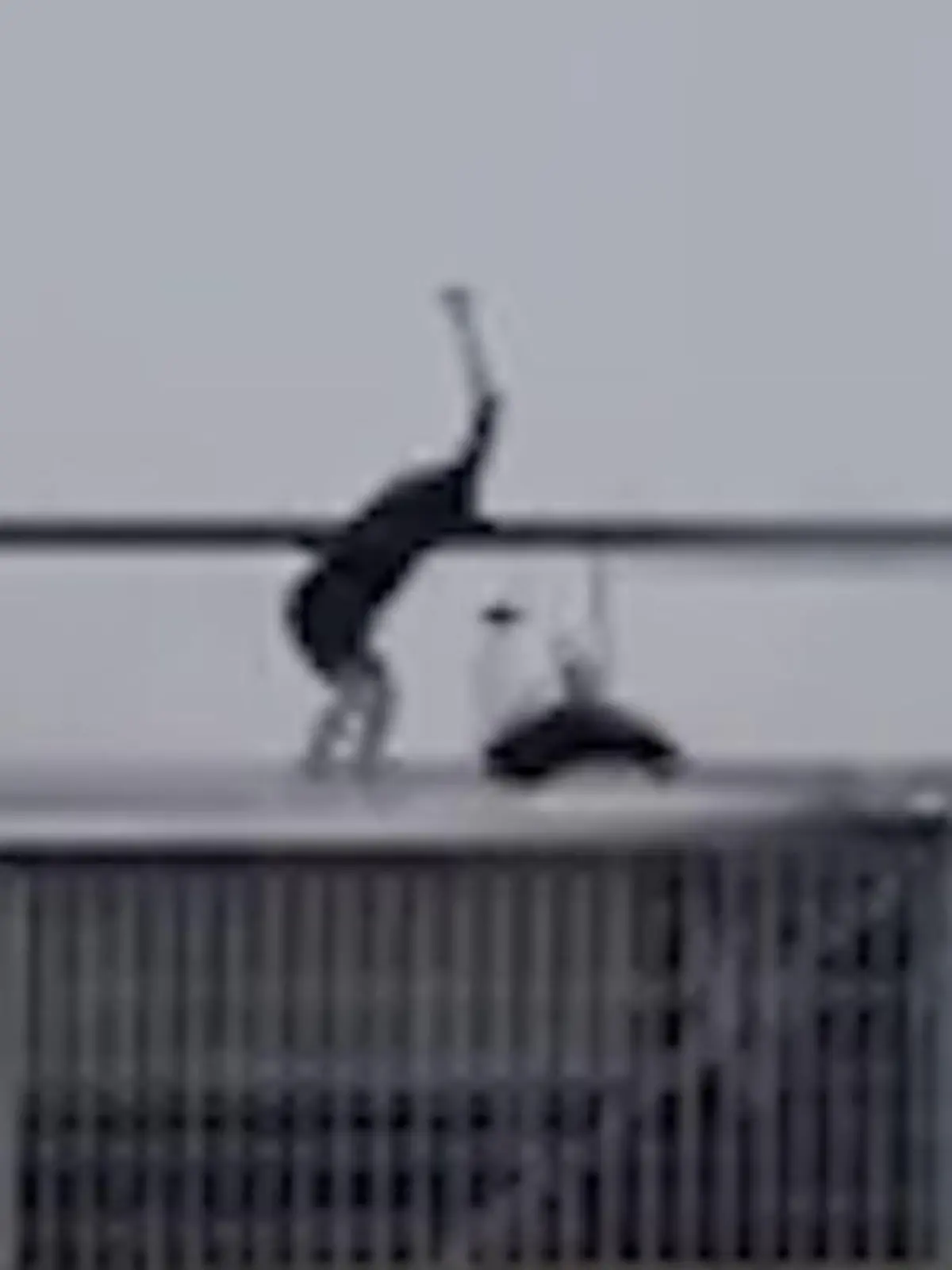 Bild zu: "Männer schlagen Dach ein – und retten sieben Menschen aus Feuerhölle!"