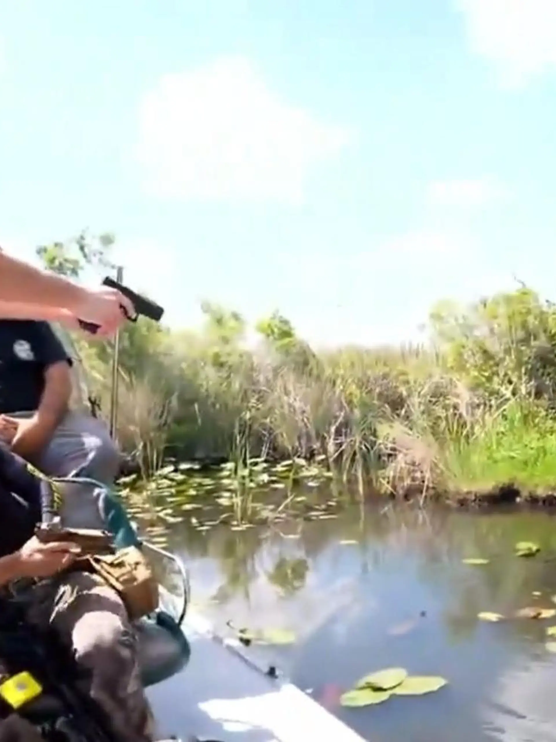 Bild zu: "Während Ausflug! Influencer schießt plötzlich auf Alligator – vor laufender Kamera"