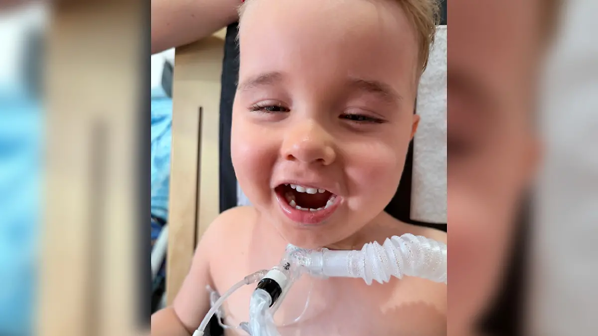 Der kleine Olli kann schon wieder länger selbstständig atmen.