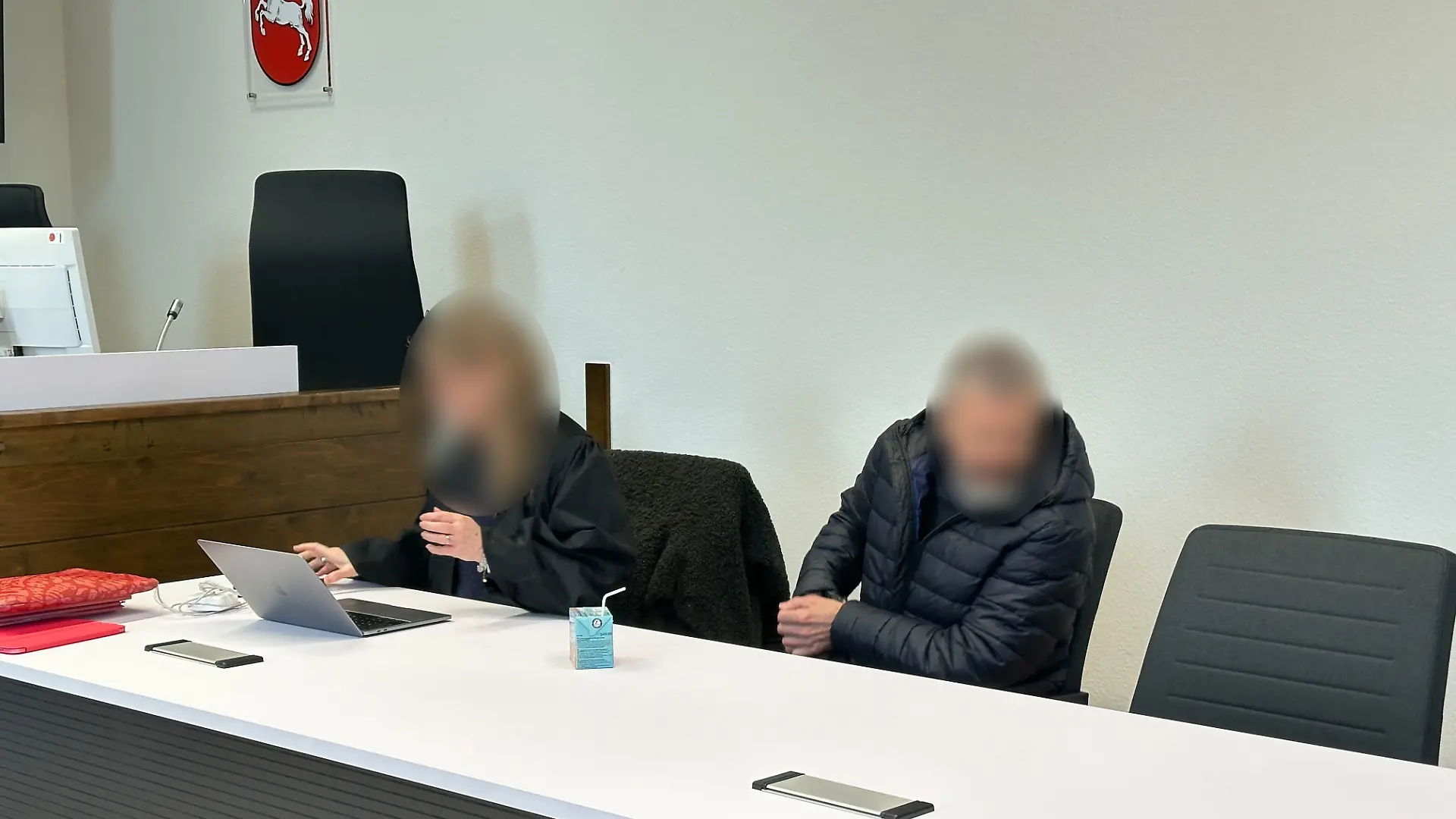 Ein 55-Jähriger ist in Osnabrück angeklagt: Er soll seine Exfrau gestalkt, bedroht und immer wieder körperlich angegriffen haben – teils vor den gemeinsamen Kindern.