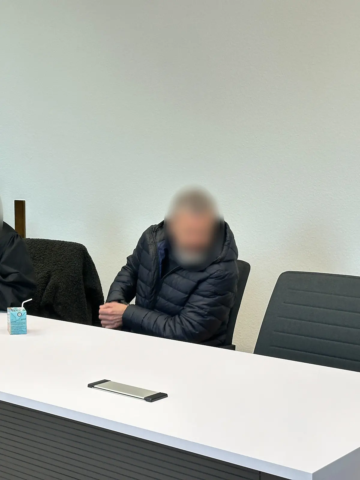 Ein 55-Jähriger ist in Osnabrück angeklagt: Er soll seine Exfrau gestalkt, bedroht und immer wieder körperlich angegriffen haben – teils vor den gemeinsamen Kindern. 
