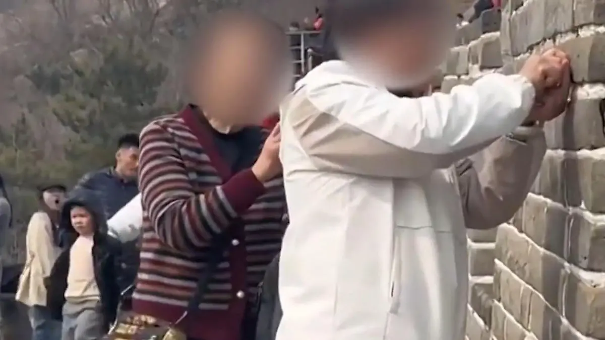 Trottel-Touris ritzen DAS in Chinesische Mauer – und filmen sich! UNESCO-Weltkulturerbe beschädigt