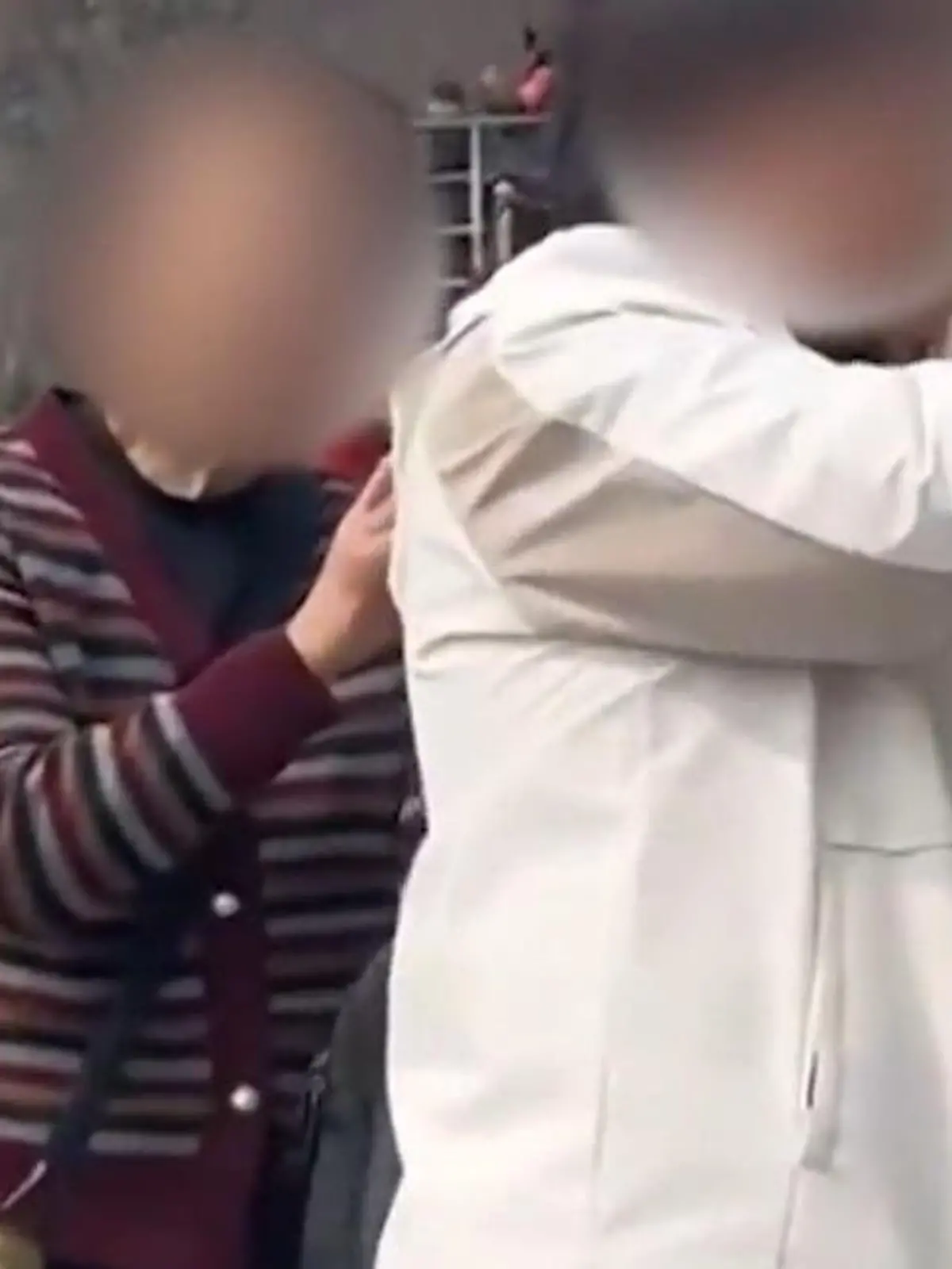 Bild zu: "Trottel-Touris ritzen DAS in Chinesische Mauer – und filmen sich!"