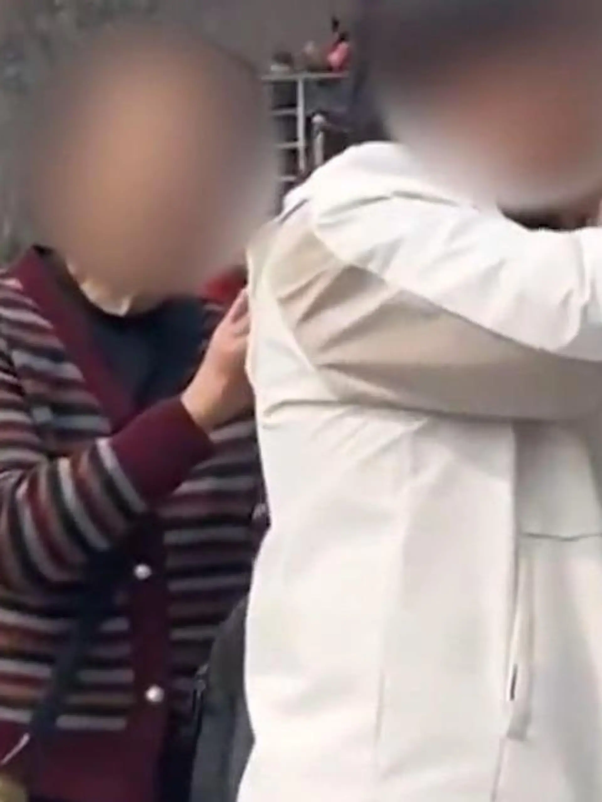 Bild zu: "Trottel-Touris ritzen DAS in Chinesische Mauer – und filmen sich!"