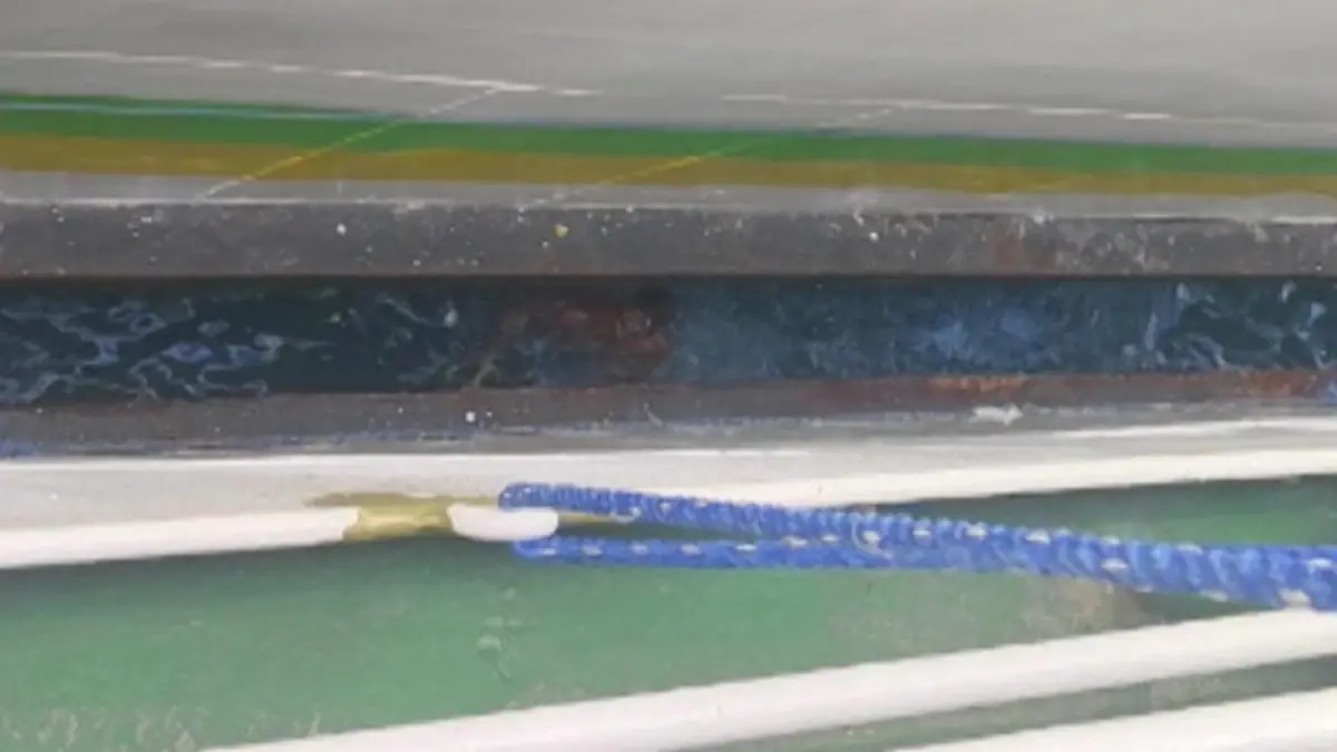 Einquetsch-Gefahr! Jungen schwimmen zwischen Fähren – um Touris zu unterhalten Schock-Attraktion vor den Philippinen