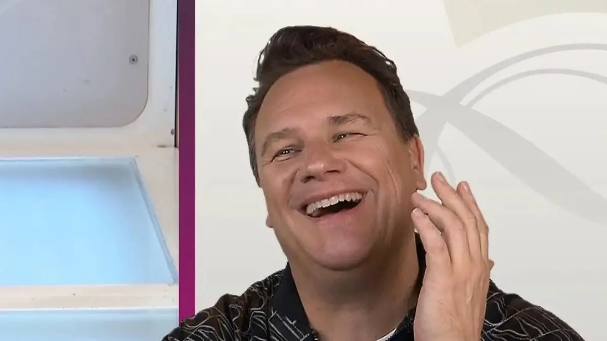 Guido erfreut sich an Brittas Outfit