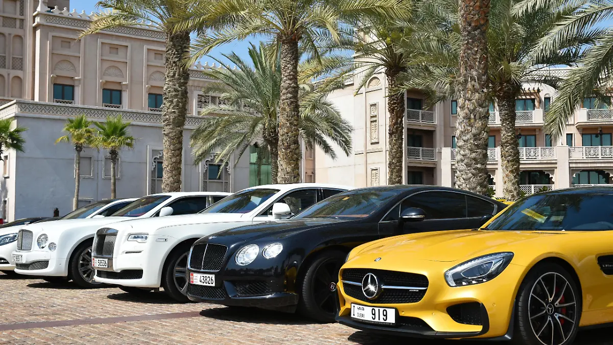 Luxusautos am Eingang des Madinat Jumeirah Resorts in Dubai, Vereinigte Arabische Emirate, Asien