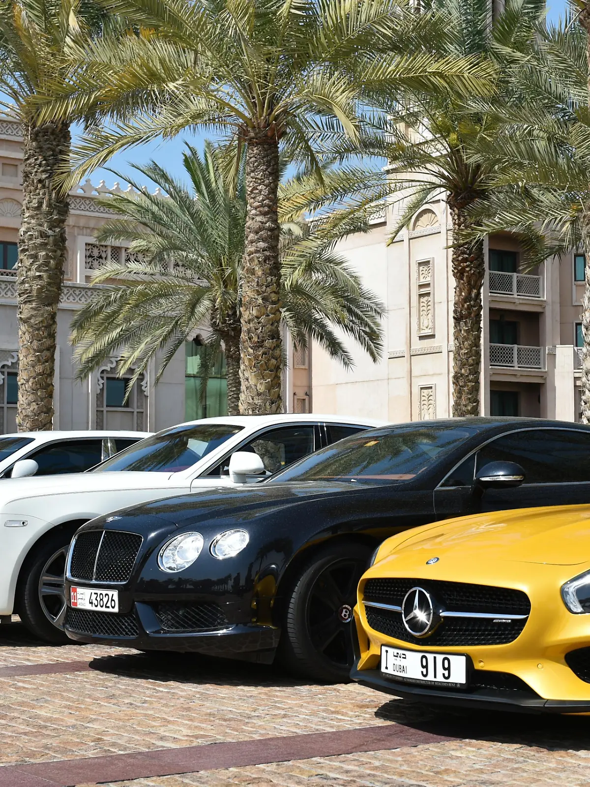 Luxusautos am Eingang des Madinat Jumeirah Resorts in Dubai, Vereinigte Arabische Emirate, Asien