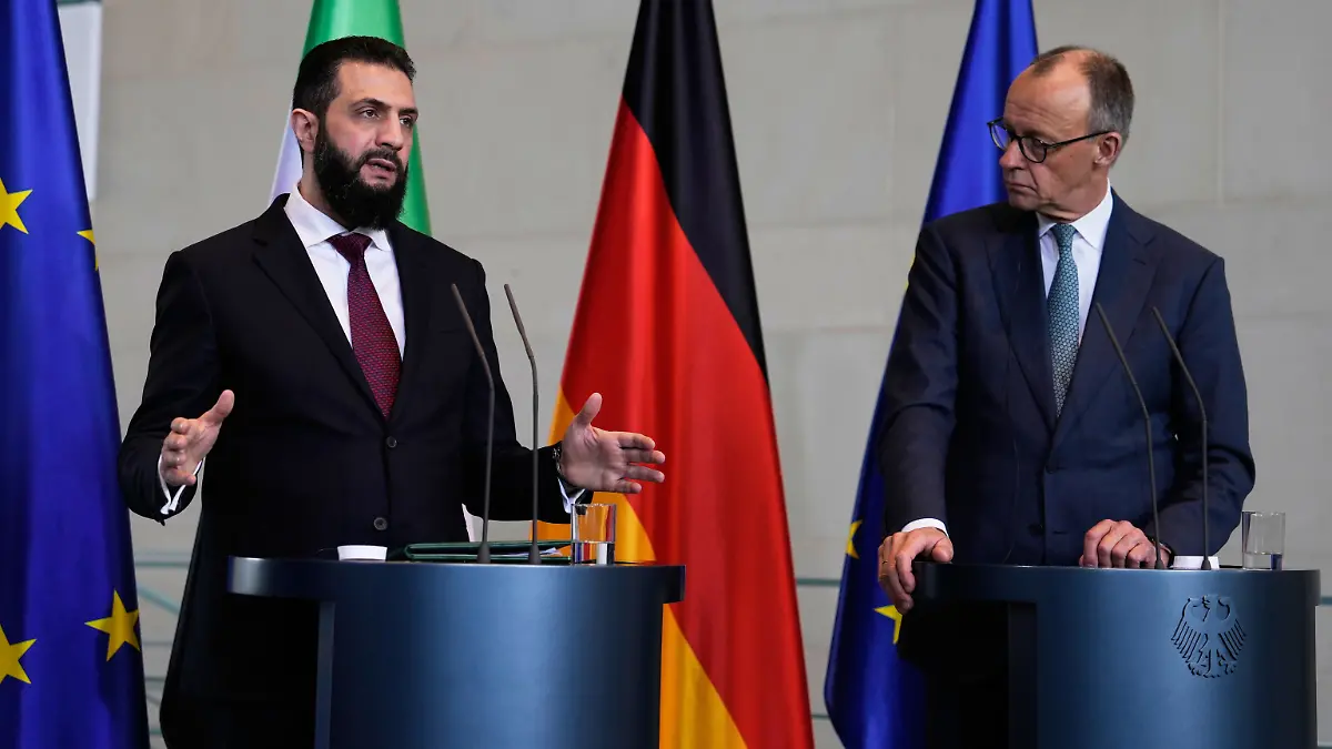 Friedrich Merz und der syrische Übergangspräsident Ahmad al-Sharaa bei einer Pressekonferenz