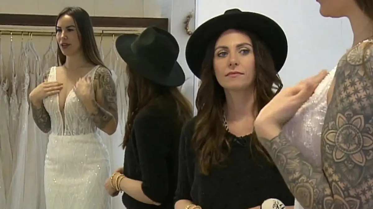 Braut Kim probiert Kleider an.