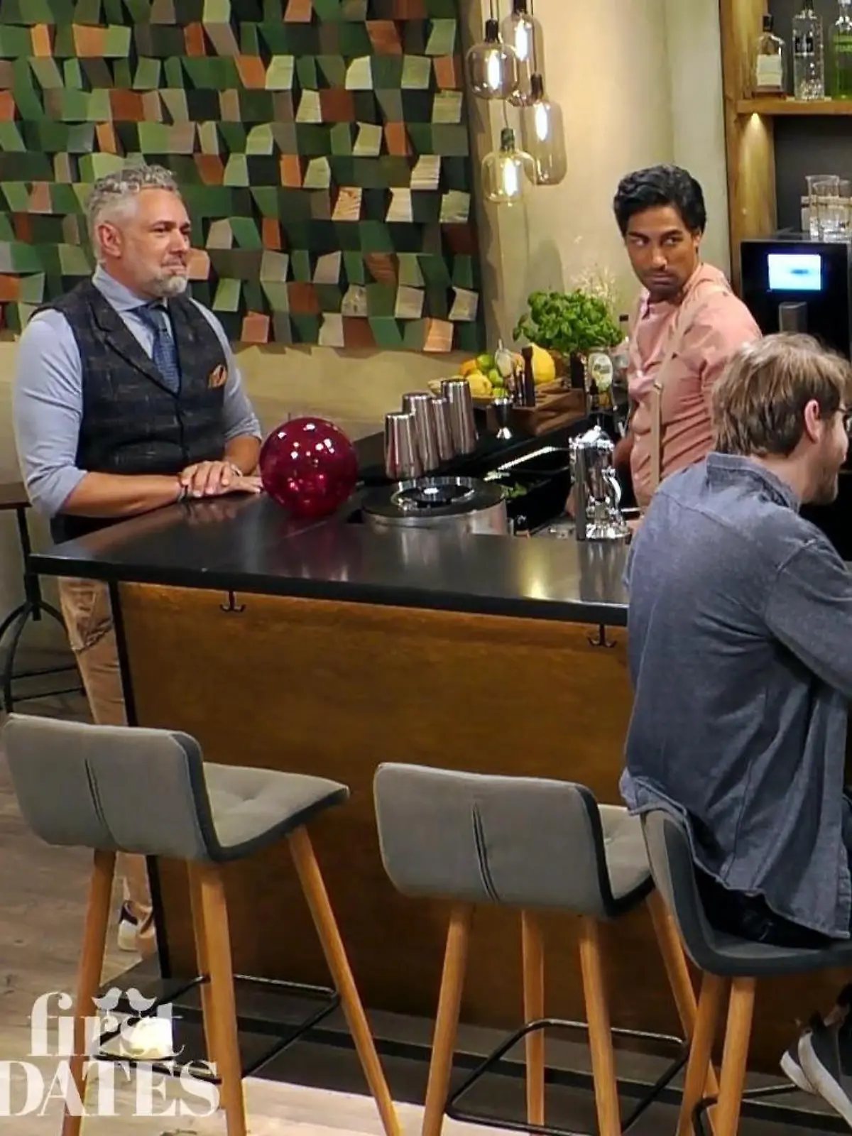 First Dates - Ein Tisch für zwei: Roland Trettl und Barkeeper Nic schauen auf die Singles Anne und Jürgen, die an der Bar miteinander Kontakt aufnehmen