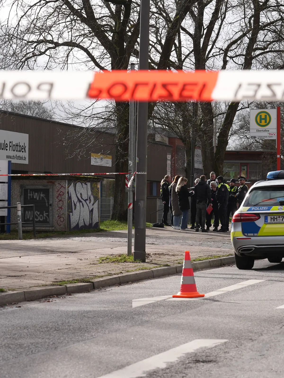 Die Polizei ist mit Großaufgebot vor Ort. 