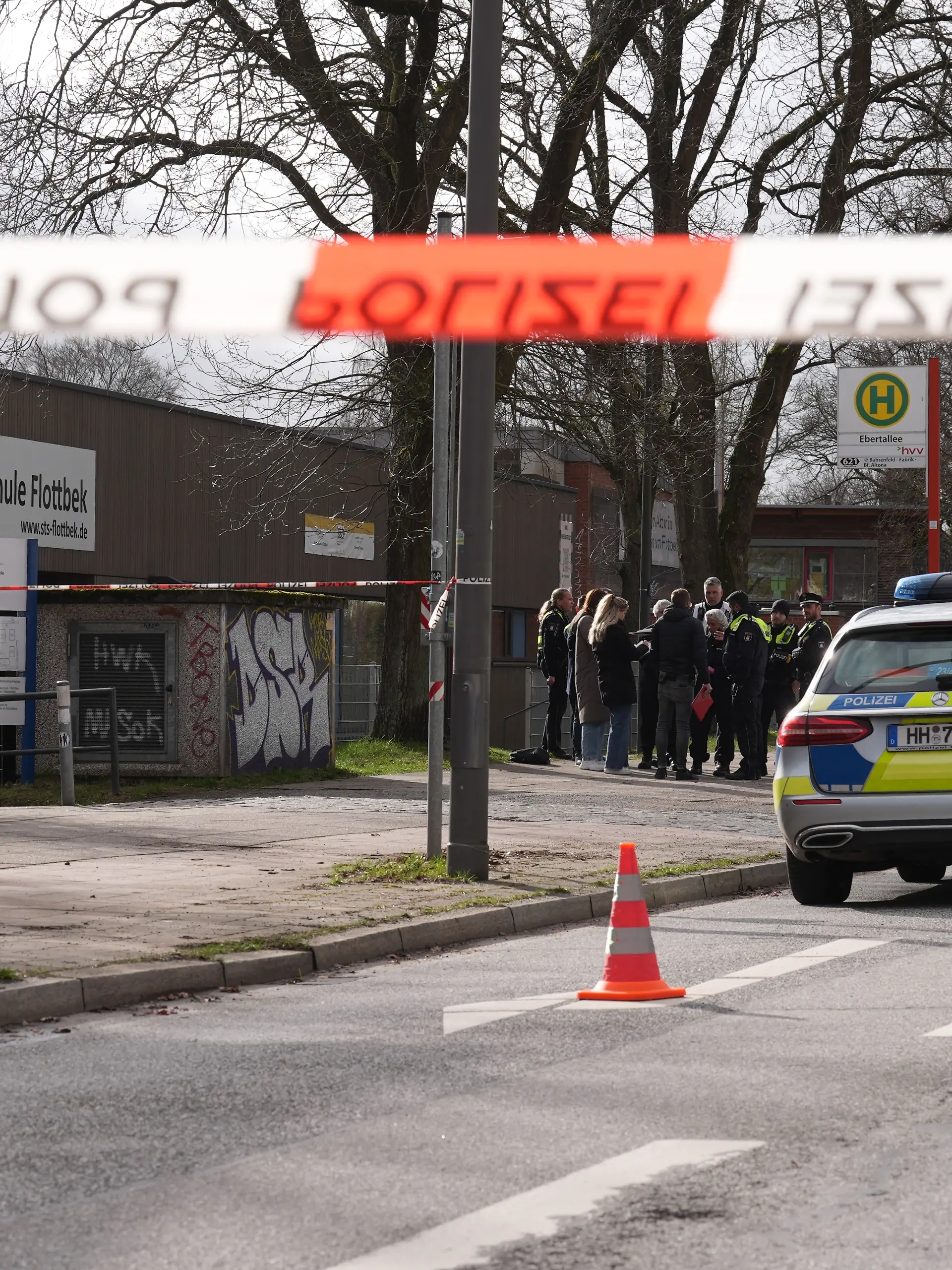Die Polizei ist mit Großaufgebot vor Ort. 