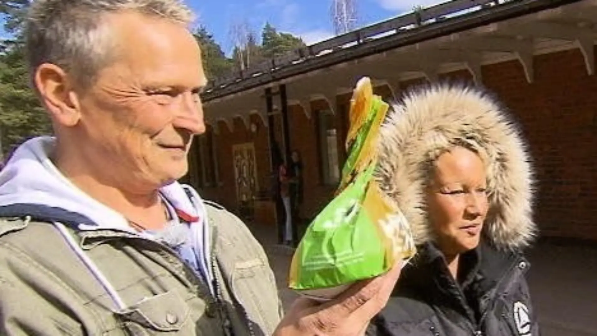 Goodbye Deutschland - die Auswanderer: Mann und Frau in Winterkleidung draußen