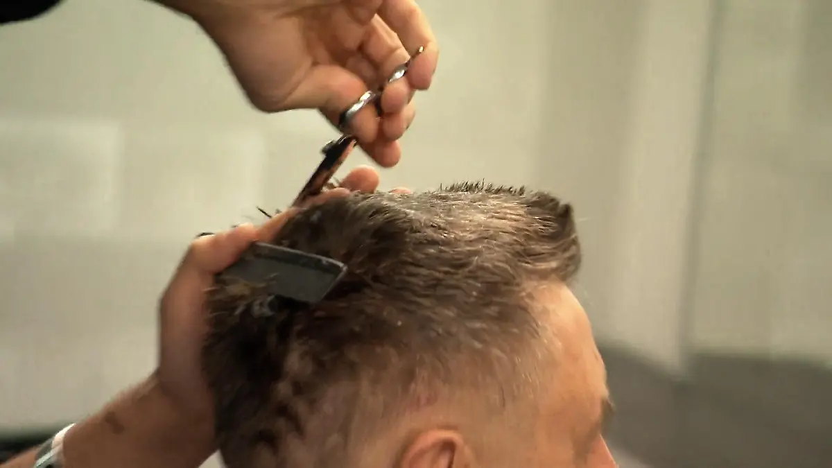 Warum ein Friseur-Ehepaar Senioren unterstützt Kostenlos zum Friseur: Aktion für Rentner