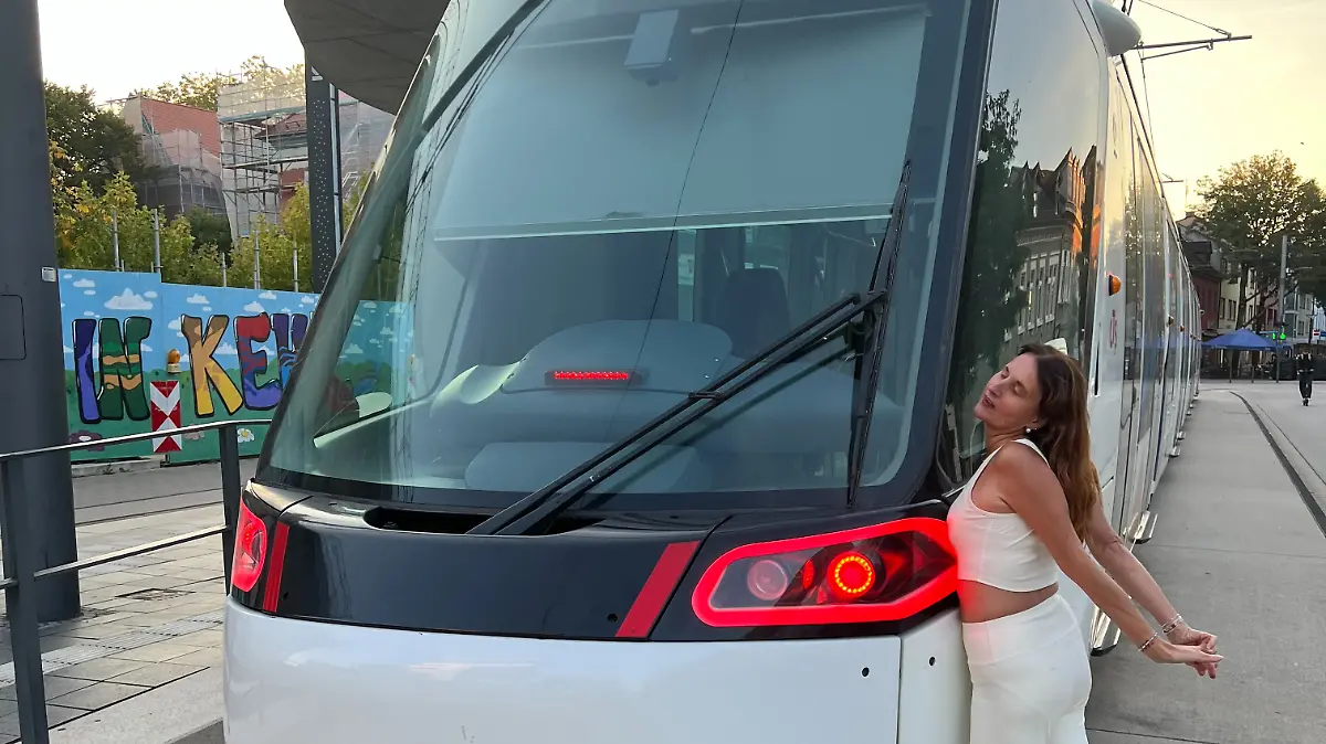 Objektophilie: Sandra Rahm (44) aus Straßburg lebt seit sechs Jahren in einer ungewöhnlichen „Dreierbeziehung”, wie sie es selbst nennt – mit ihrem menschlichen Partner Thomas und mit einer Straßenbahn. Doch die starke Verbindung bringt für die Frau aus Frankreich auch Probleme mit sich.