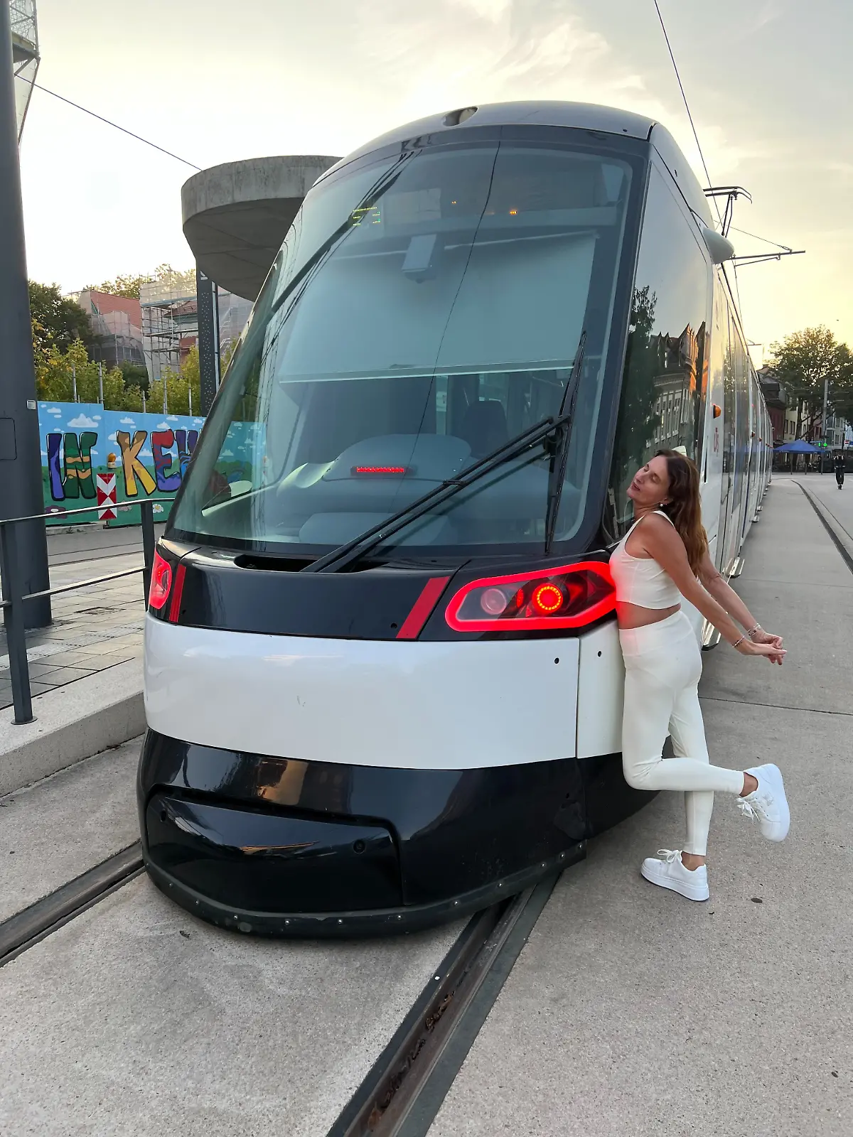 Objektophilie: Sandra Rahm (44) aus Straßburg lebt seit sechs Jahren in einer ungewöhnlichen „Dreierbeziehung”, wie sie es selbst nennt – mit ihrem menschlichen Partner Thomas und mit einer Straßenbahn. Doch die starke Verbindung bringt für die Frau aus Frankreich auch Probleme mit sich.