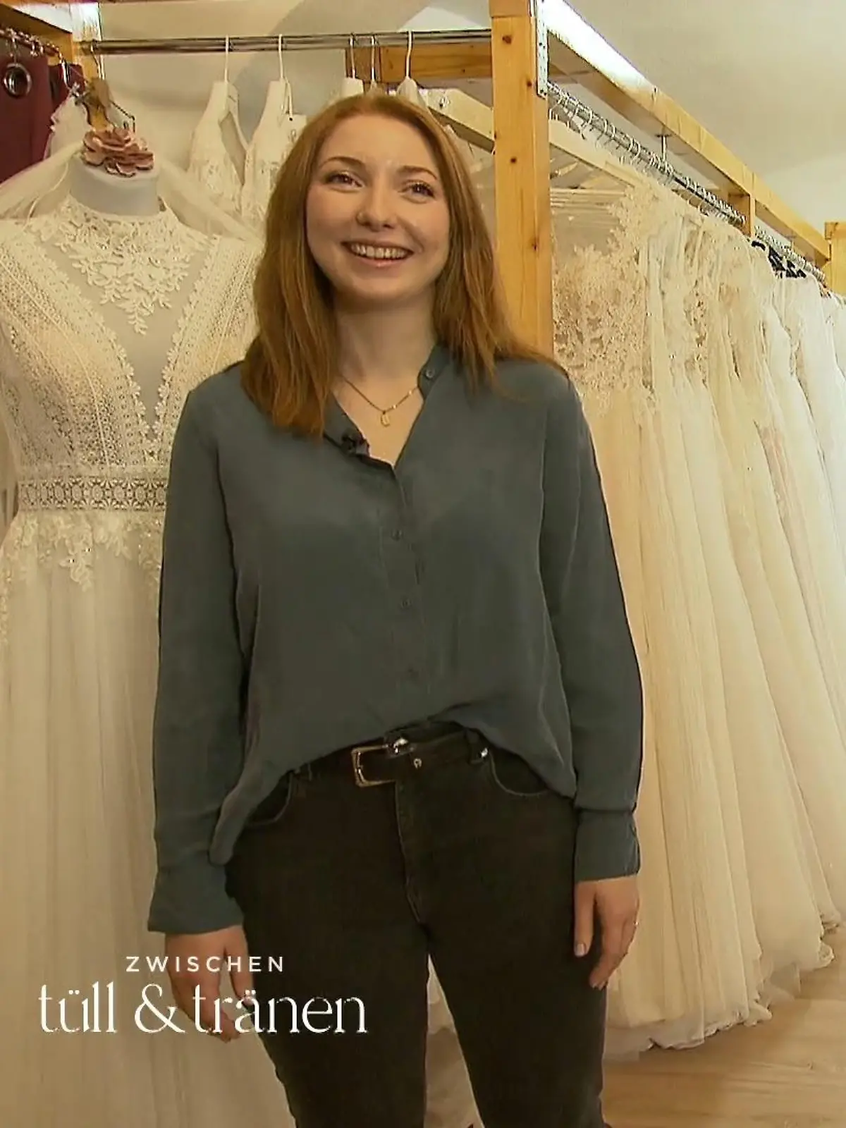 Zwischen Tüll und Tränen: Braut Franziska steht vor den Kleiderständern mit Brautkleidern