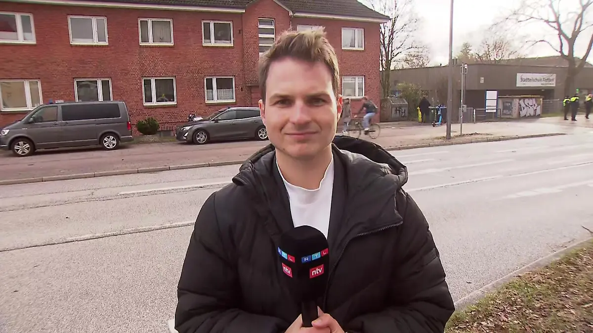 Polizei mit Großaufgebot vor Ort Reporter in Hamburg