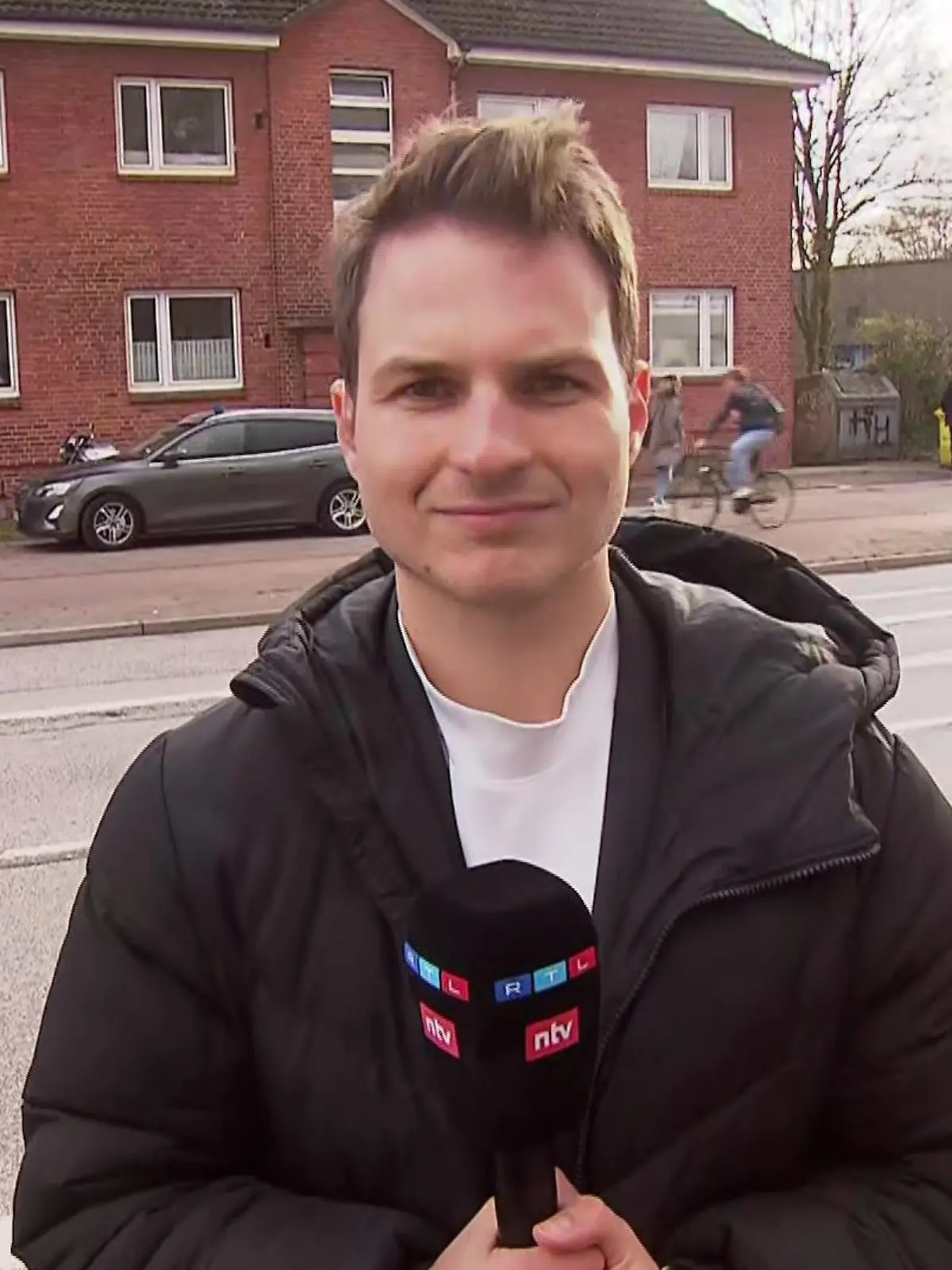 Bild zu: "Polizei mit Großaufgebot vor Ort"