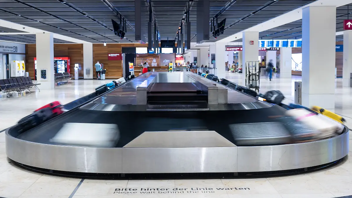 Spannende Momente: Das Gepäckband läuft an.