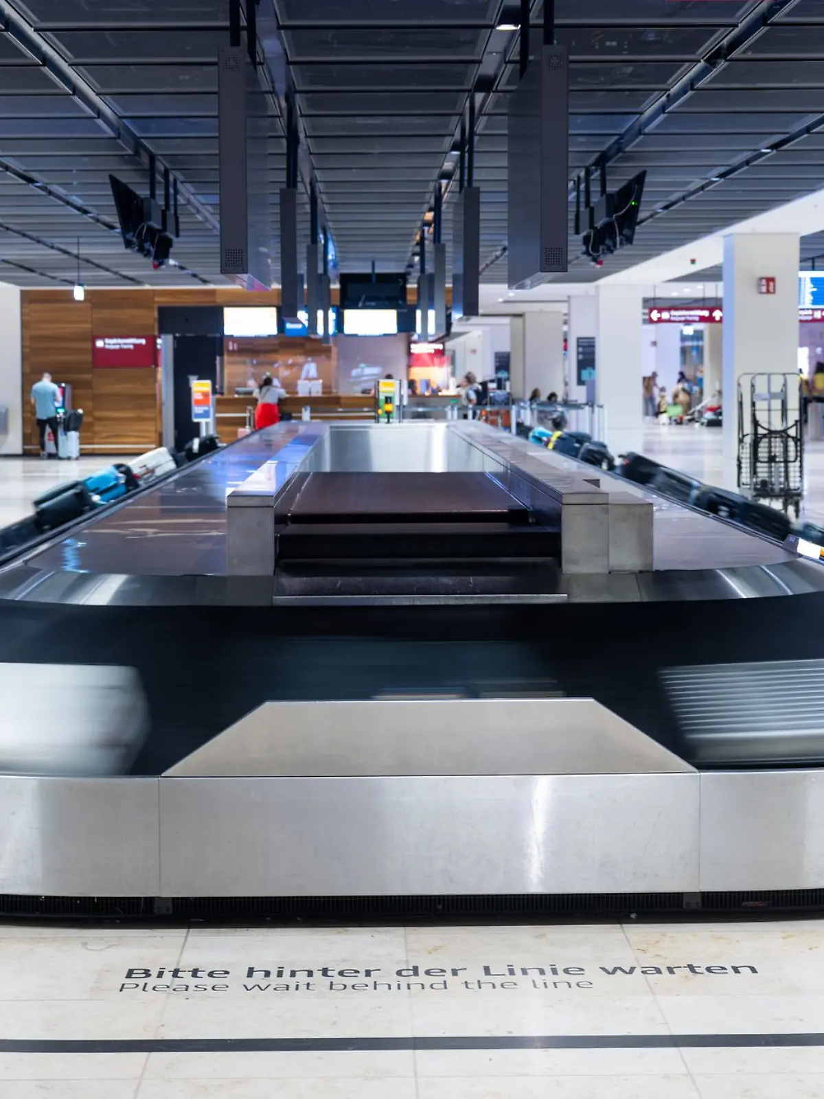 Spannende Momente: Das Gepäckband läuft an.