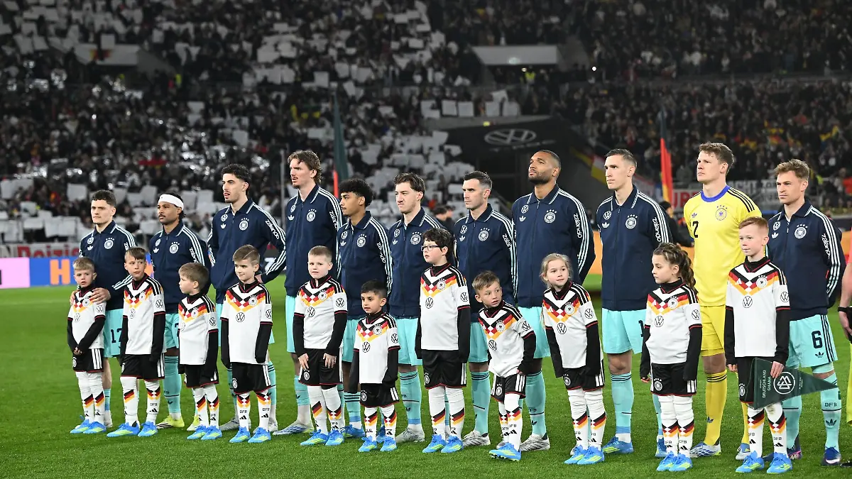 Die Fußball-Nationalmannschaft steht vor dem Spiel gegen Ghana auf dem Platz.