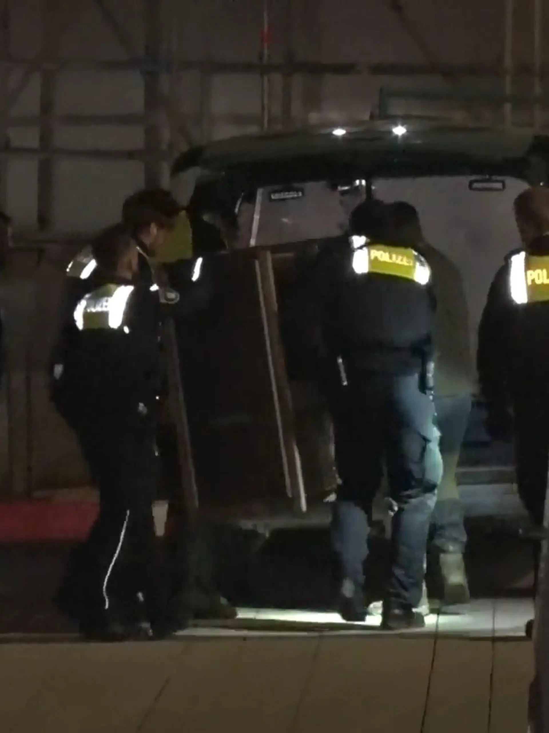 Die Polizei konnte das Tier endlich fassen und in einer Kiste sichern.