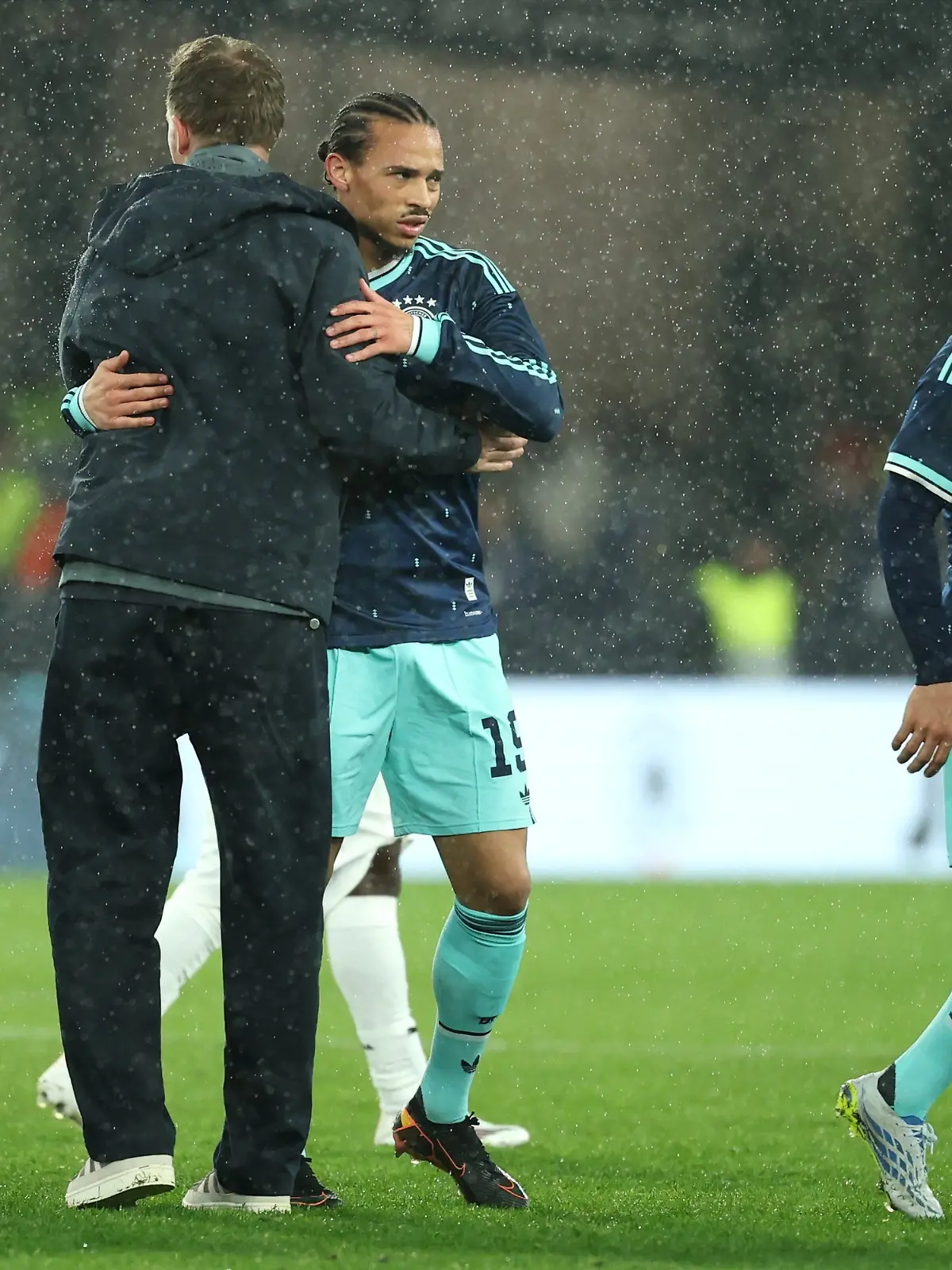 30.03.2026, Baden-Württemberg, Stuttgart: Fußball, Männer, Länderspiele, Deutschland - Ghana, MHP Arena. Bundestrainer Julian Nagelsmann (Deutschland) bedankt sich bei Spieler Leroy Sané (Deutschland), rechts Deniz Undav (Deutschland). Foto: Christian Charisius/dpa - WICHTIGER HINWEIS: Gemäß den Vorgaben der DFL Deutsche Fußball Liga bzw. des DFB Deutscher Fußball-Bund ist es untersagt, in dem Stadion und/oder vom Spiel angefertigte Fotoaufnahmen in Form von Sequenzbildern und/oder videoähnlichen Fotostrecken zu verwerten bzw. verwerten zu lassen. +++ dpa-Bildfunk +++