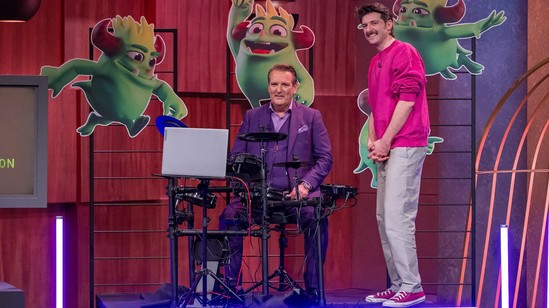 Andreas Schneid (r.) präsentiert Drum Revolution, ein Lernvideospiel für Schlagzeuger. Investor Ralf Dümmel macht den Praxistest.