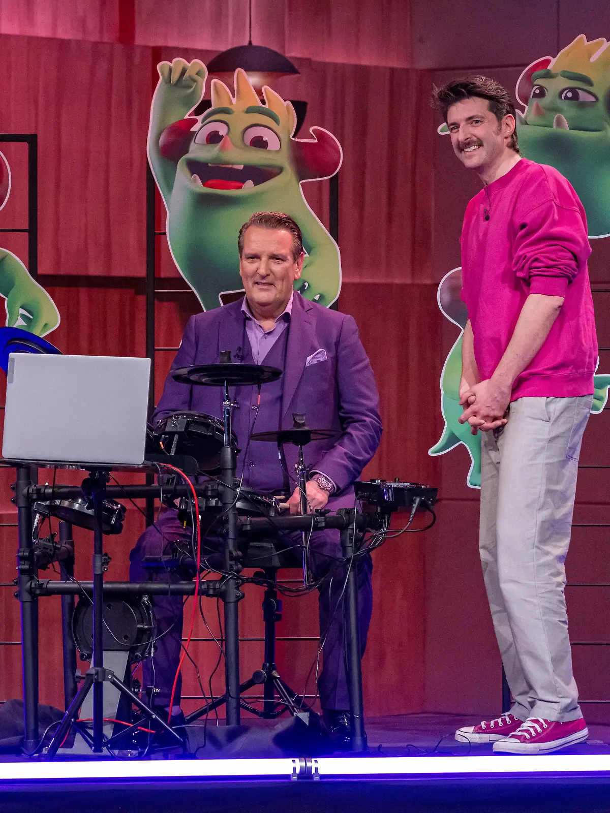 Andreas Schneid (r.) präsentiert Drum Revolution, ein Lernvideospiel für Schlagzeuger. Investor Ralf Dümmel macht den Praxistest.