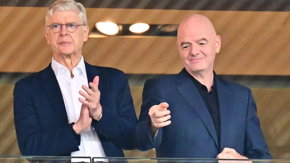Arsène Wenger (l) setzt sich für eine neue Abseitsregel ein, Gianni Infantino findet es gut. (Archivbild)
