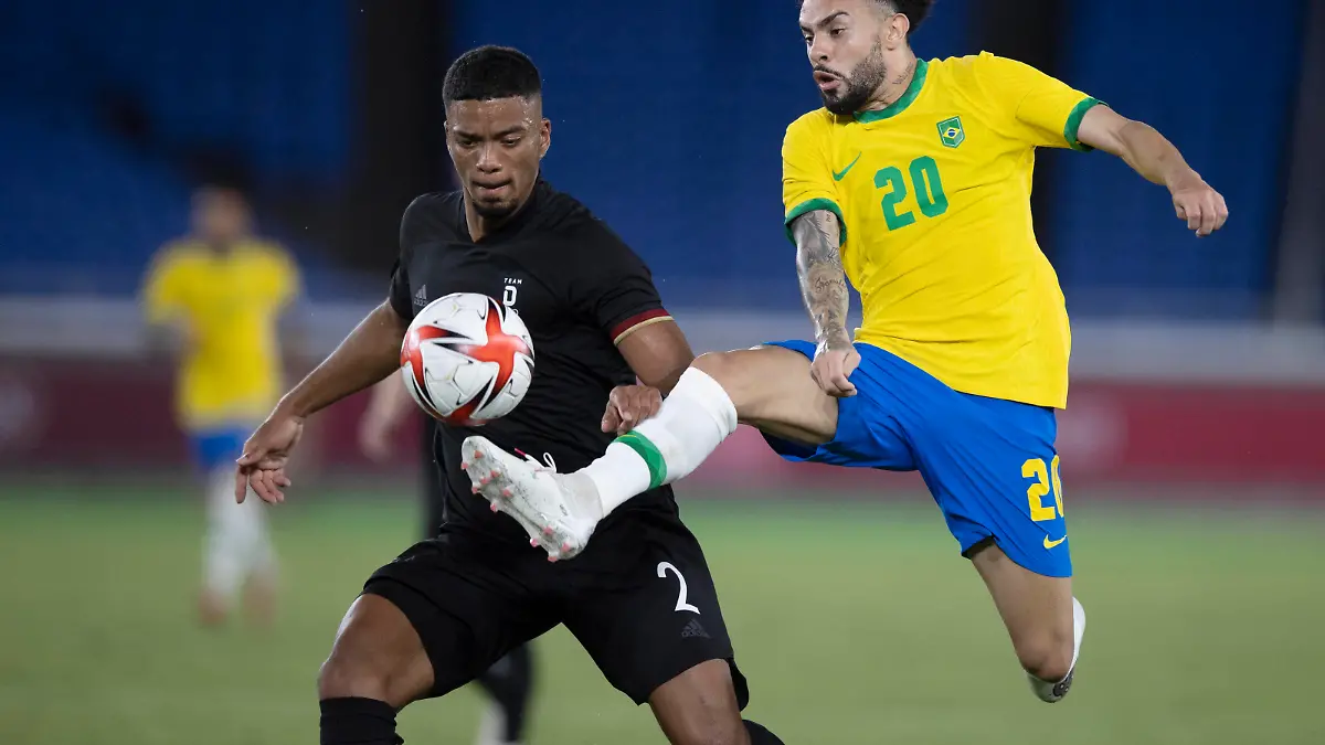 22nd July 2021 Stadium Yokohama, Yokohama, Japan Tokyo 2020 Olympic Games, Olympische Spiele, Olympia, OS Brazil versus Germany Claudinho of Brazil pokes the ball away from Benjamin Henrichs of Germany PUBLICATIONxNOTxINxUK ActionPlus12307805 LucasxFigueiredo/CBF