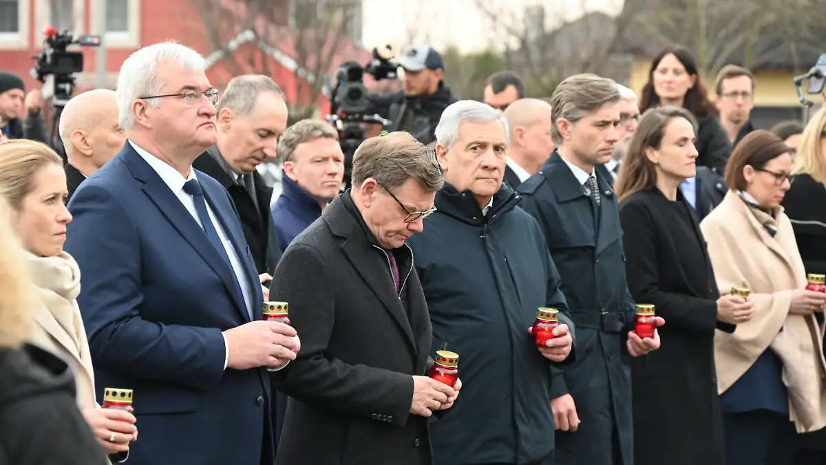 Johann Wadephul (CDU, vorn 3.v.l), Außenminister, nimmt an der Gedenkfeier zum vierten Jahrestag der Befreiung von Butscha an der St.-Andreas-Kirche teil. Links neben ihm der ukrainische Außenminister Andrij Sybiha.