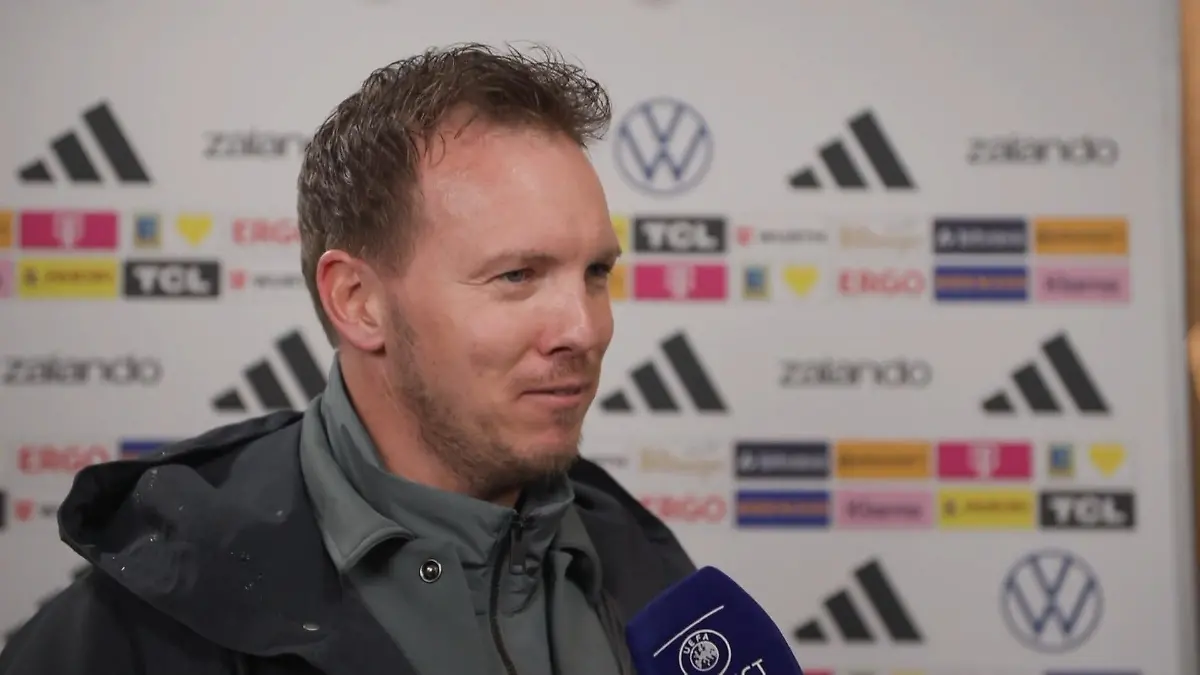 So wichtig ist unserem Bundestrainer, dass seine Familie im Stadion ist! Frau und Mama auf die 1