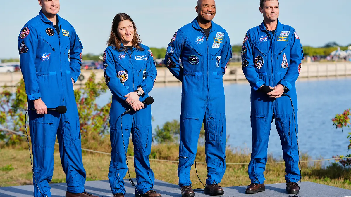 Crewmitlglieder Jeremy Hansen L-r), Astronaut der kanadischen Weltraumagentur, Astronautin Christina Koch, Missionsspezialistin aus den USA, Astronaut Victor Glover, Pilot aus den USA, und Astronaut Reid Wiseman, Kommandant aus den USA, nehmen an einer Pressekonferenz vor der „Artemis 2“-Mission teil. (zu dpa: «Reise zum Mond - Milliardenkosten, Müll und Männer beim Golfen») +++ dpa-Bildfunk +++